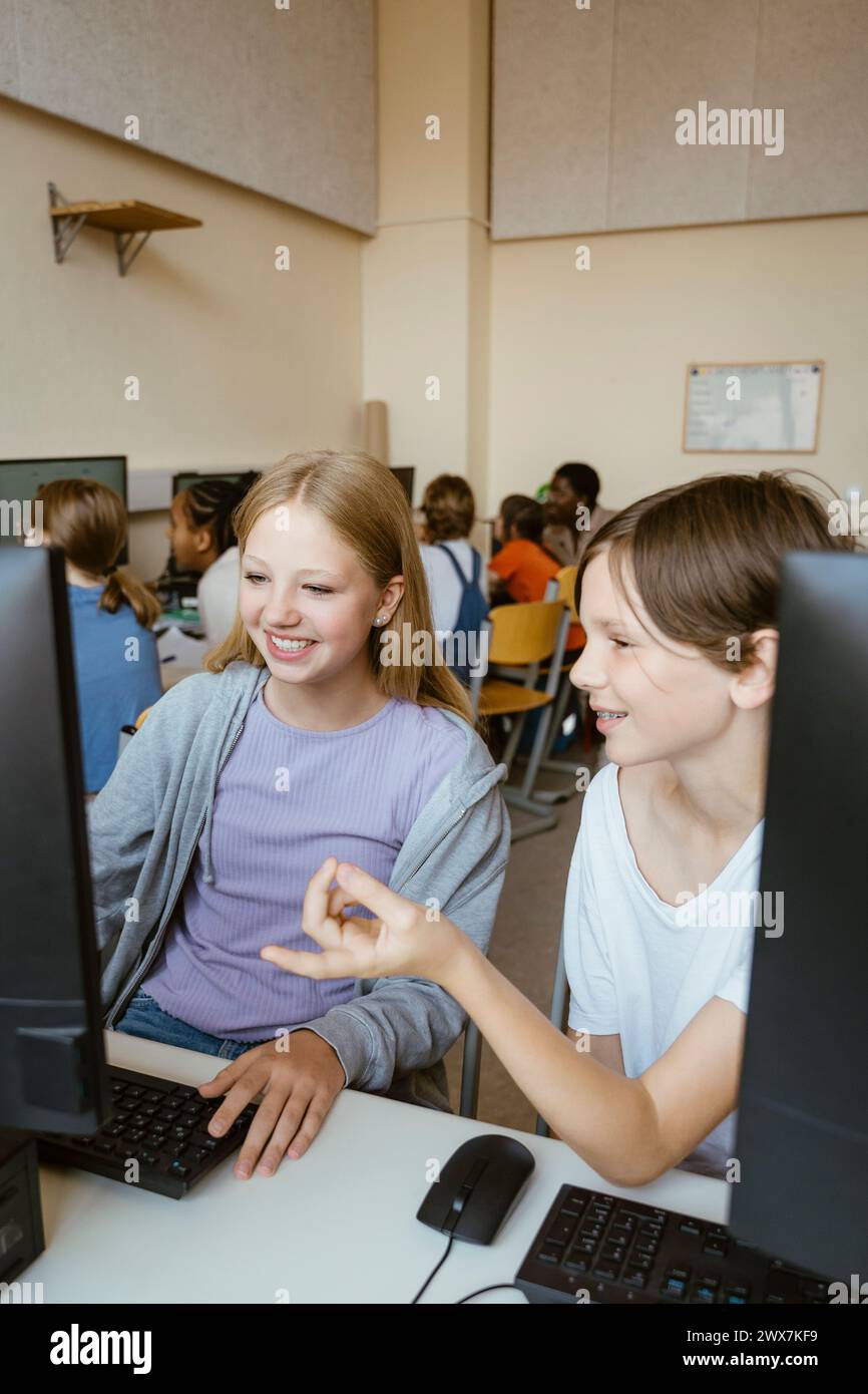 Children using computer mouse hi-res stock photography and images - Alamy