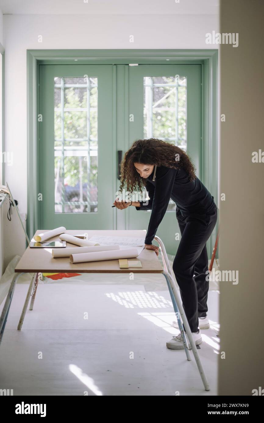 Working Under Table Working under the table hi-res stock photography and images - Alamy
