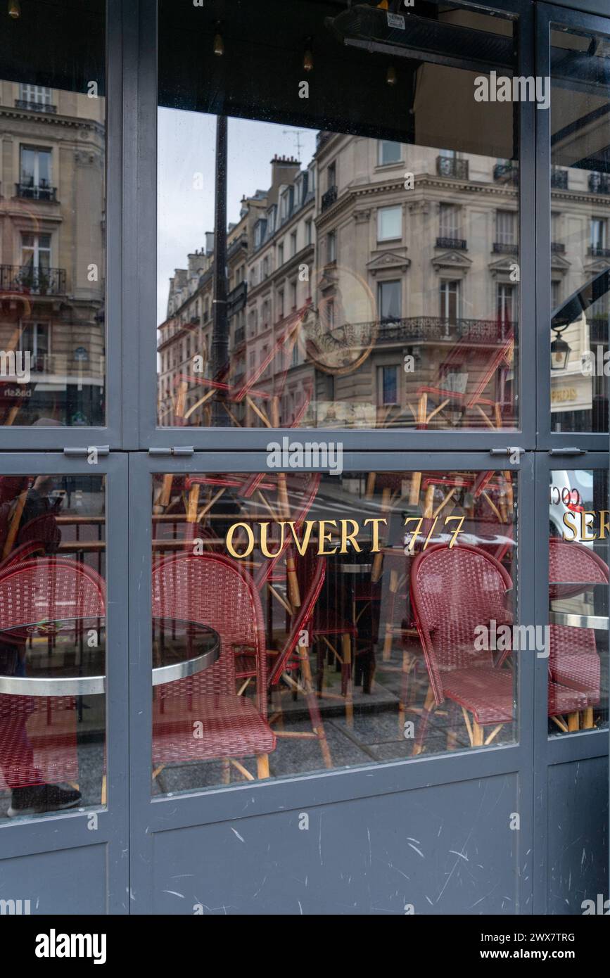 France, Ile de France region, Paris 5th arrondissement, rue Soufflot, store closed to prevent spread of coronavirus, Stock Photo