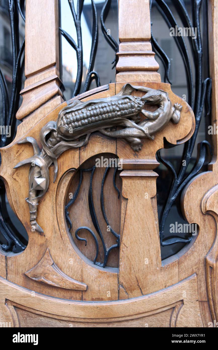 Building 151 rue de Grenelle, Paris, 7th arrondissement  Date of construction: 1898-1899  Architect: Jules Lavirotte  Art Nouveau style, detail of the entrance door handle in the shape of an ear of corn eaten by a lizard (or salamander) Stock Photo