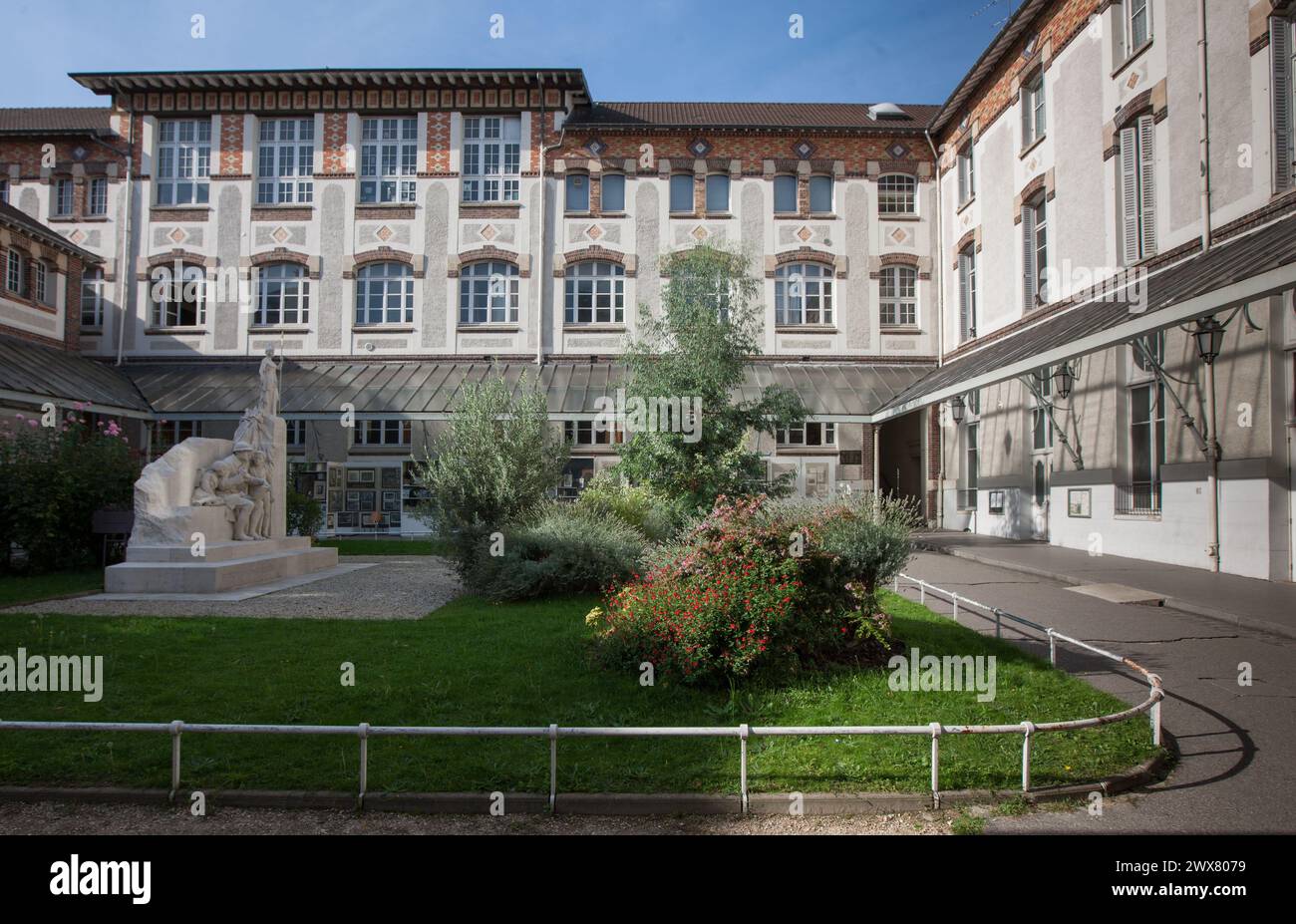 Angers - CPA (49) ANGERS. Lycée David d'Angers. La Cour d'Honneur . (3A
