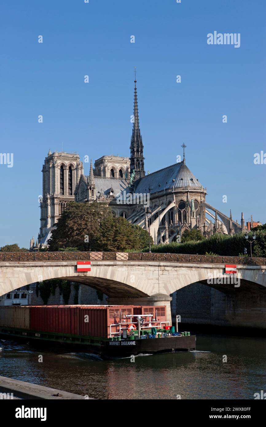 Paris, quai de la  tournelle, Rive Gauche, in front of Notre Dame de Paris, Pont de l'Archevêché, barge and containers, Stock Photo