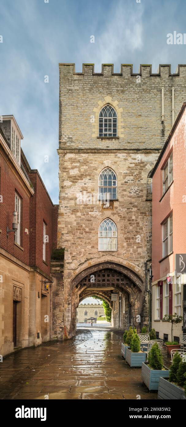 Castle Bow is a Grade I listed building and originally formed the east gate to the precints of Taunton Castle. In 1685 the Duke of Monmouth used the c Stock Photo