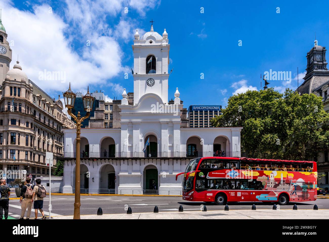 A Tour Bus Passes By The Museo Nacional del Cabildo de Buenos Aires y de la Revolucion de Mayo, Buenos Aires, Argentina. Stock Photo