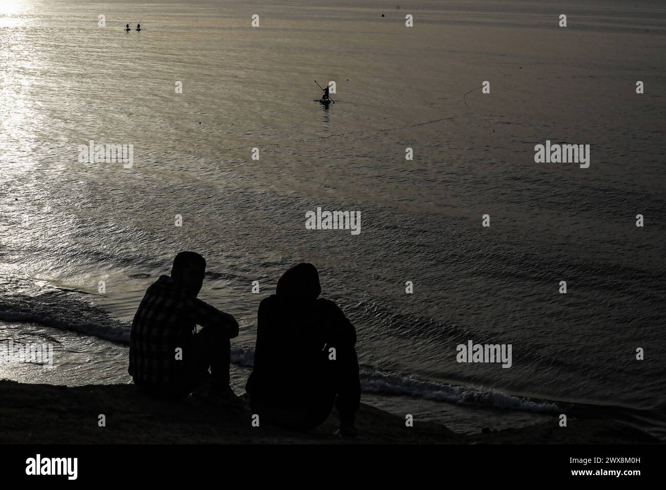 Displaced Palestinians spend their time on the beach of Deir al-Balah in the central Gaza Strip during the eighteenth day of the holy month of Ramadan Displaced Palestinians spend their time on the beach of Deir al-Balah in the central Gaza Strip during the eighteenth day of the holy month of Ramadan, on March 28, 2024. Photo by Omar Ashtawy apaimages Deir al-Balah Gaza Strip Palestinian Territory 280324 Dair El-Balah OSH 0046 Copyright: xapaimagesxOmarxAshtawyxxapaimagesx Stock Photo