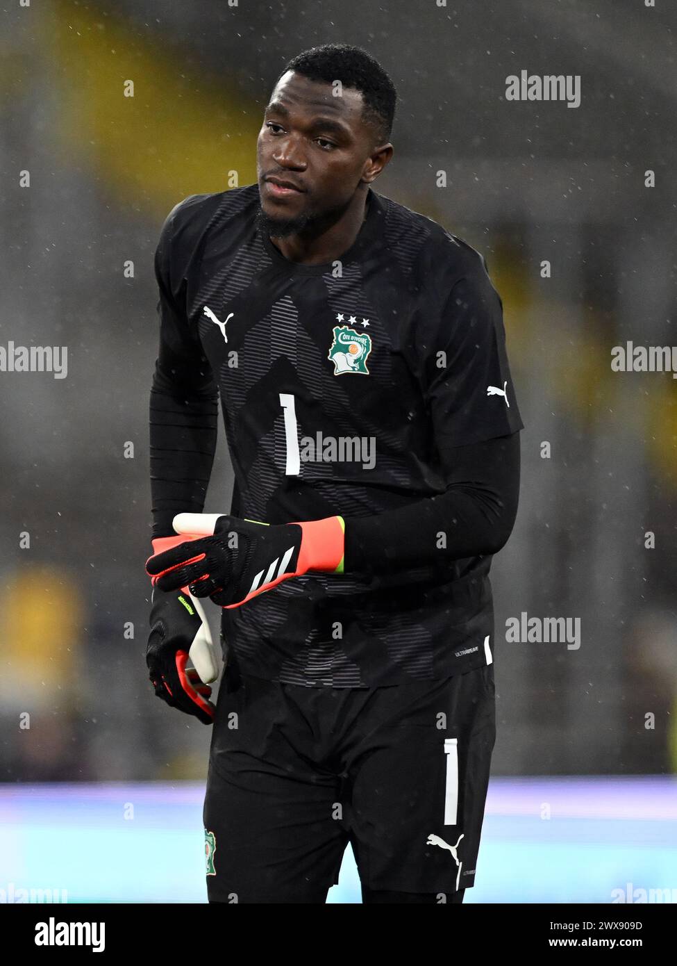 LENS - Ivory Coast goalkeeper Yahia Fofana during the friendly Interland match between Ivory Coast and Uruguay at Stade Bollaert Delelis on March 26, 2024 in Lens, France. ANP | Hollandse Hoogte | GERRIT VAN COLOGNE Stock Photo