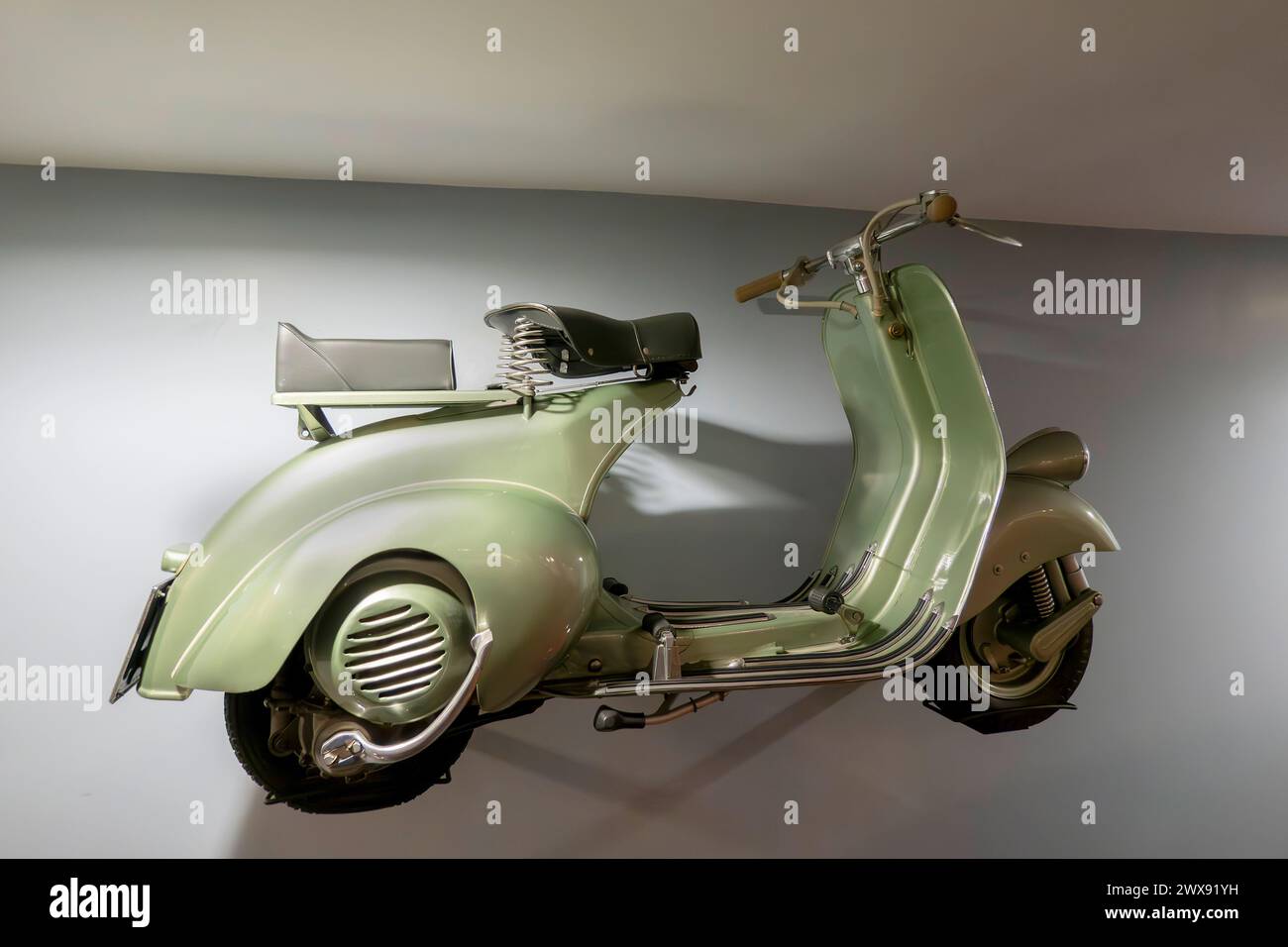 'Vespa' 125 scooter, made by Piaggio, Italy, 1948 in Science Museum, Kensington, London, England, UK Stock Photo