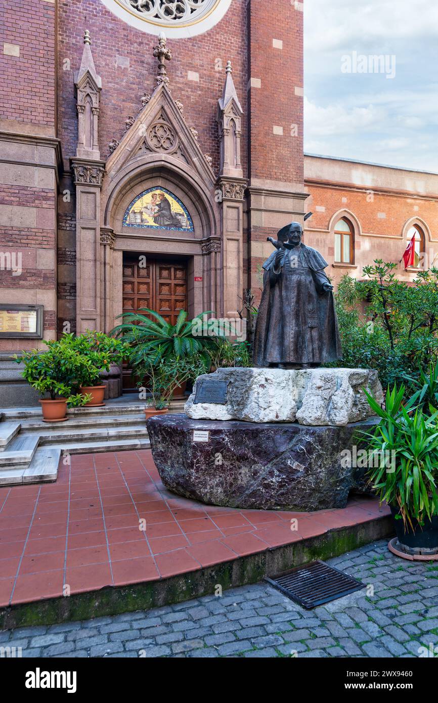 Bronze statue of Pope John Paul II standing outside St. Anthony of Padua, the largest Catholic church in Istanbul, Turkey. Located in Istiklal Street Stock Photo