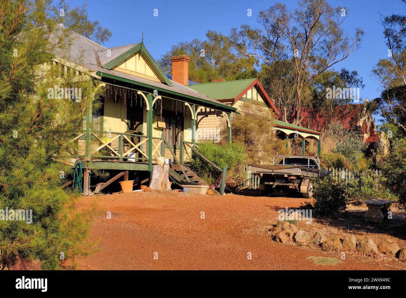 Toodyay: Traditional weatherboard houses with tin roof and verandah and utility (ute) vehicle soon after sunrise in Toodyay, Wheatbelt, WA Stock Photo