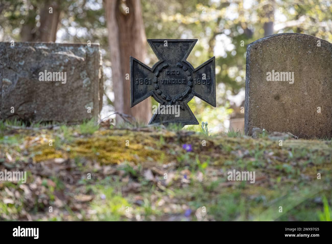 Metal Southern Cross of Honor marker between gravestones in the Confederate section of the Stone Mountain Cemetery near Atlanta, Georgia. (USA) Stock Photo