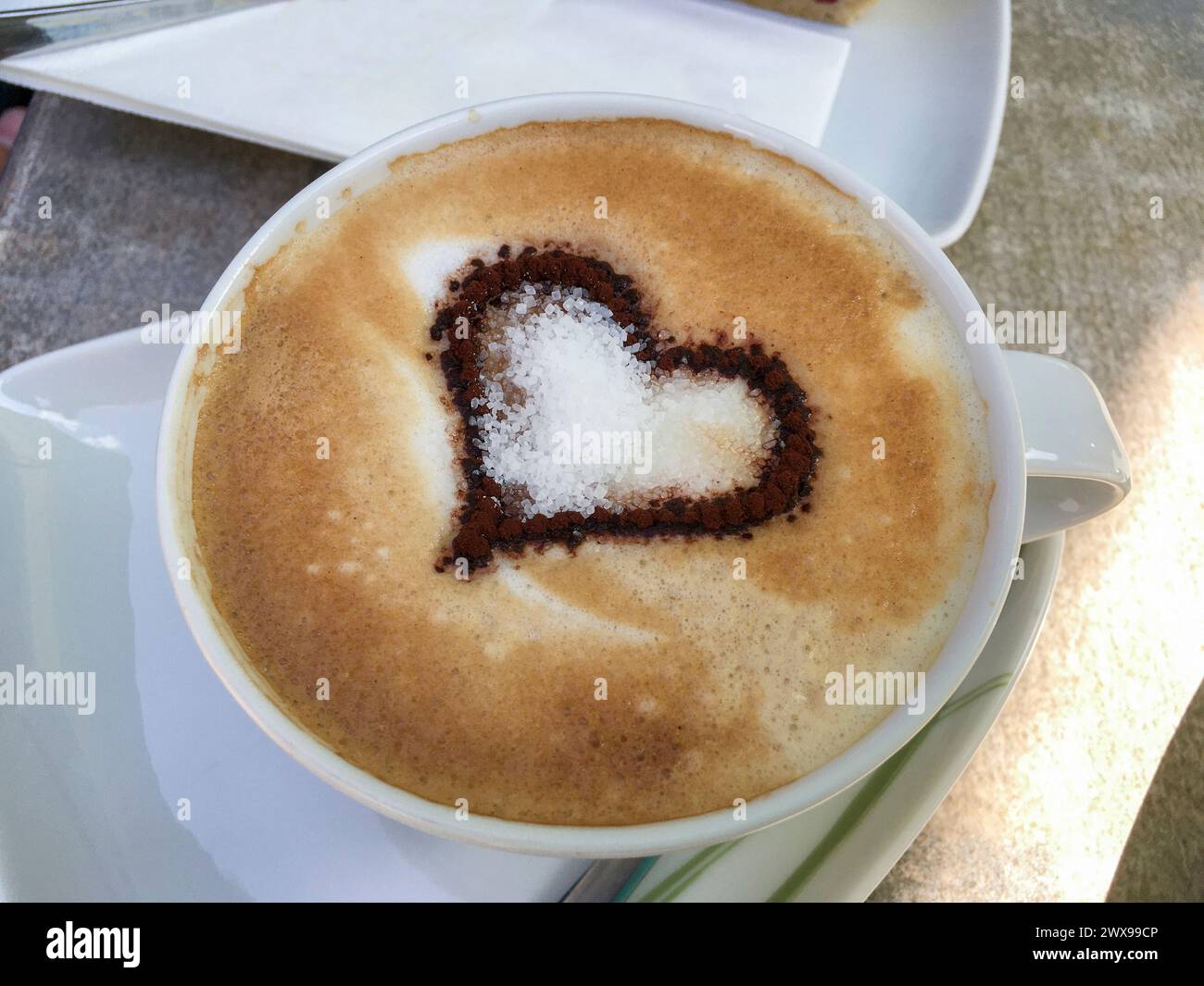 Cappuccino mit einem Kakao Herz auf verziertem Milchschaum Stock Photo ...