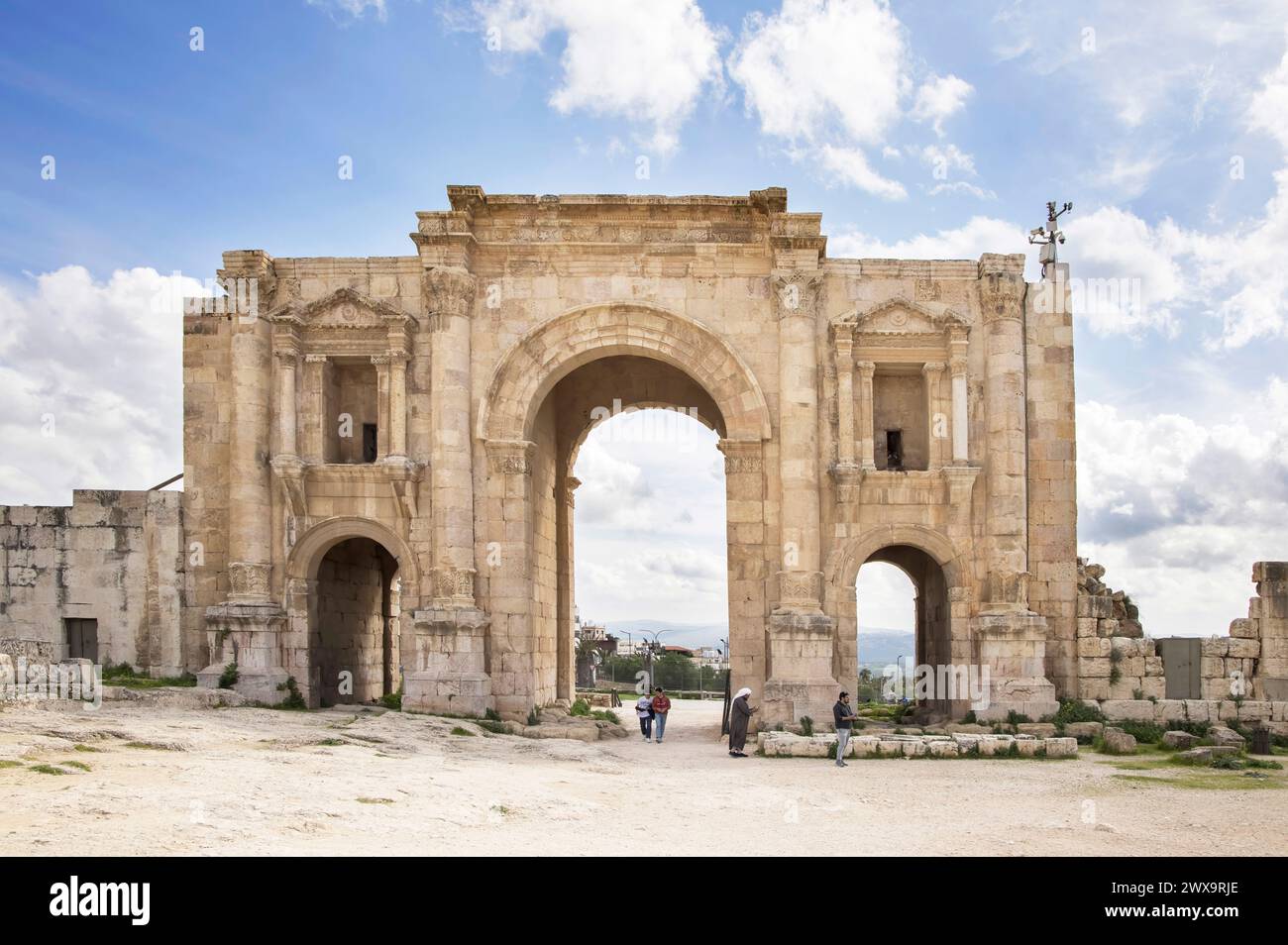 hadrians arch the entrance to the greco roman ruins of jerash in jordan Stock Photo