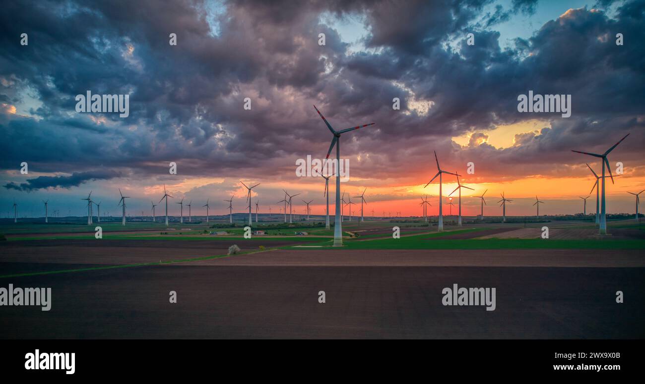 Windpark Sonnenuntergang Windräder Windkraftanlage EVN Bruck an der Leitha Stock Photo