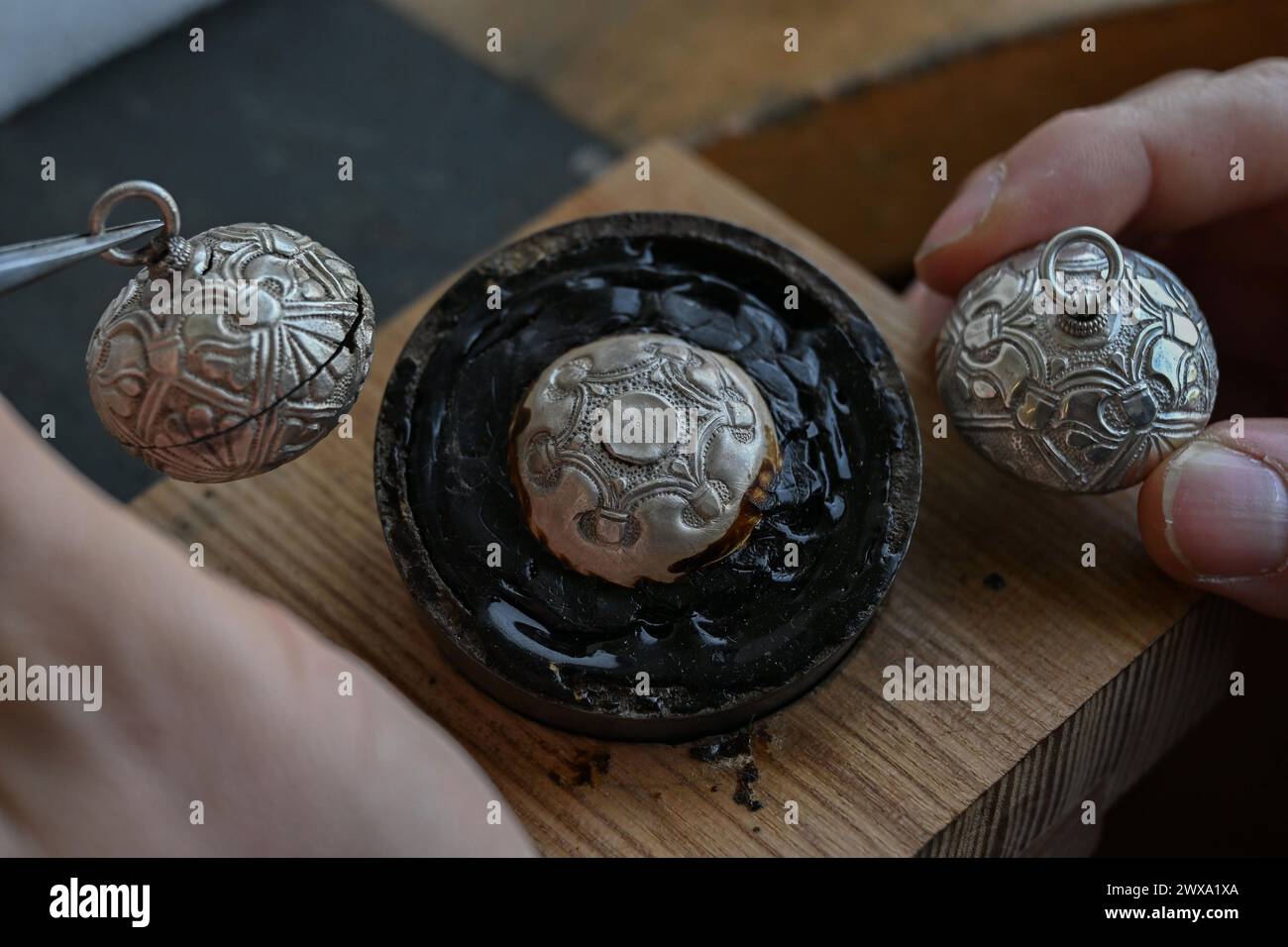 History of button making hi-res stock photography and images - Alamy