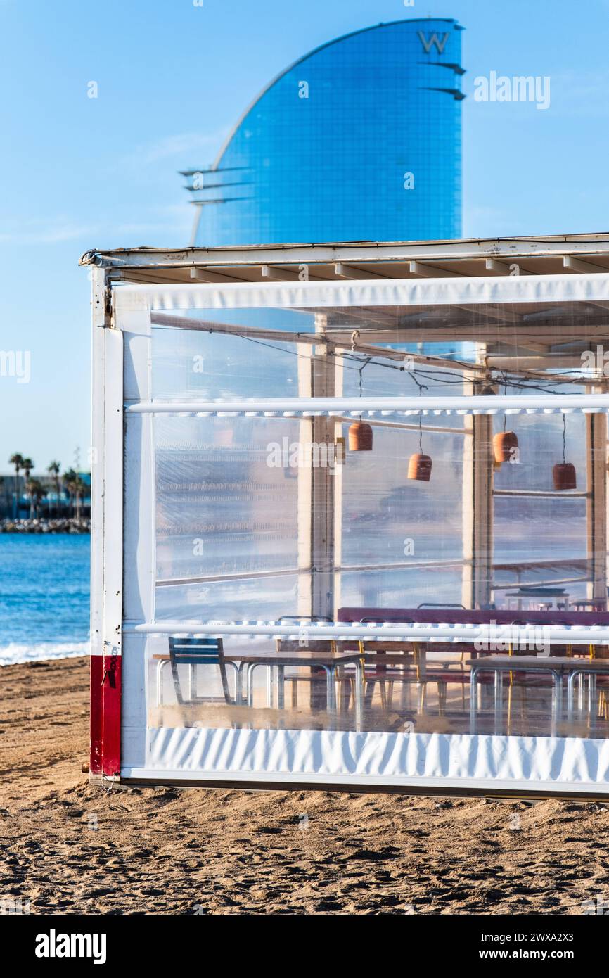 Leeres Strandcafe morgens am Strand in Barcelona, Spanien Barcelona Katalonien Spanien *** Empty beach cafe in the morning on the beach in Barcelona, Stock Photo