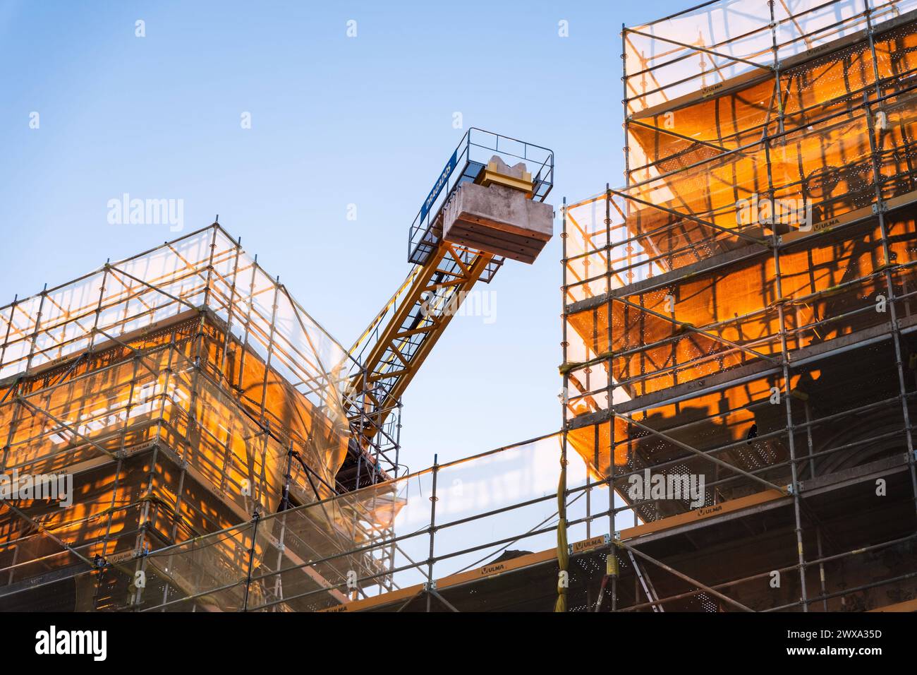 Gerüst und Kran an einer Baustelle im alten Hafen von Barcelona, Spanien Barcelona Katalonien Spanien *** Scaffolding and crane at a construction site Stock Photo