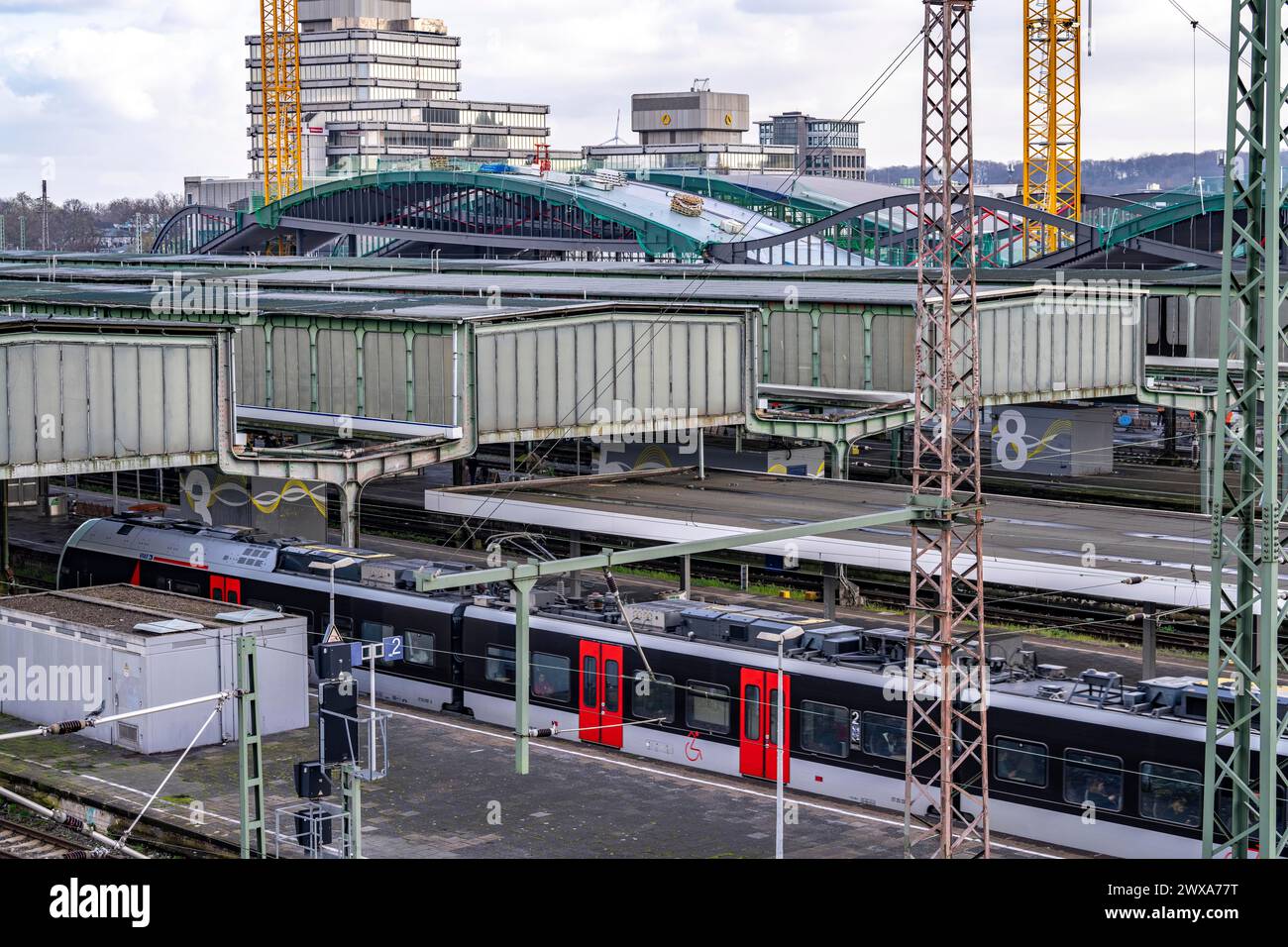 Modernization of Duisburg Central Station, the platforms of the 13 tracks are being renewed, the old flat roofs are being replaced by corrugated steel Stock Photo