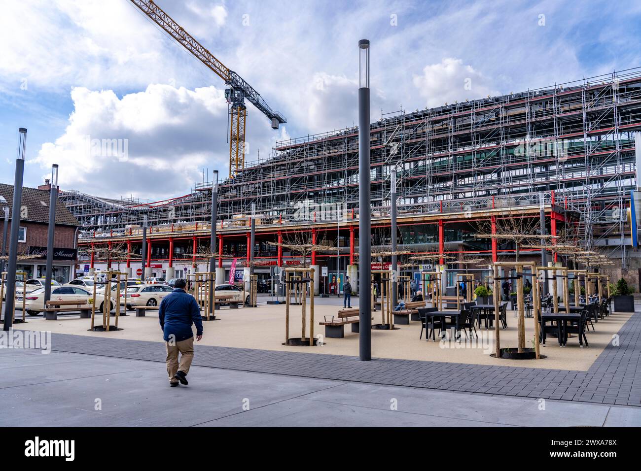 Modernization of Duisburg Central Station, the platforms of the 13 tracks are being renewed, the old flat roofs are being replaced by corrugated steel Stock Photo