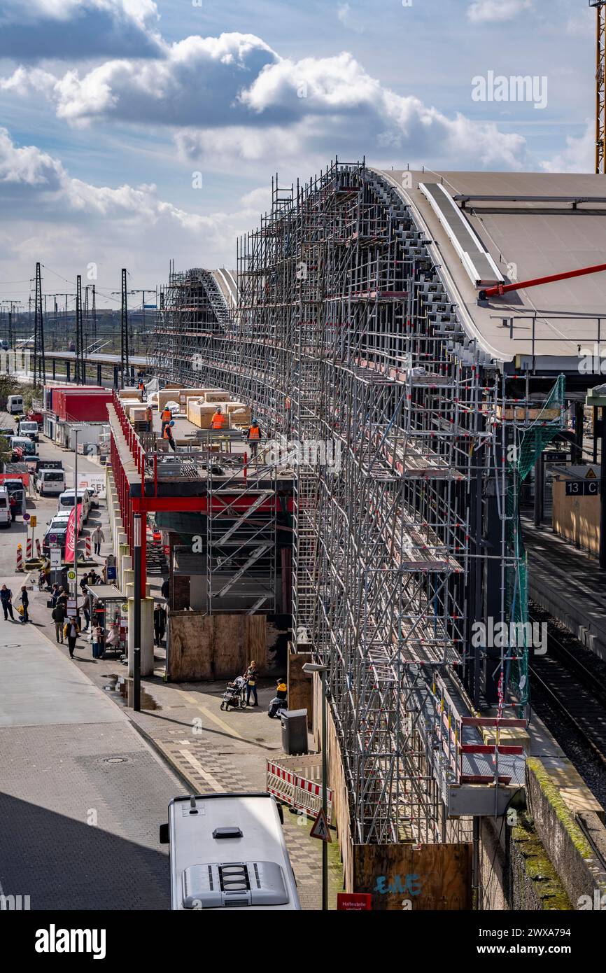 Modernization of Duisburg Central Station, the platforms of the 13 tracks are being renewed, the old flat roofs are being replaced by corrugated steel Stock Photo