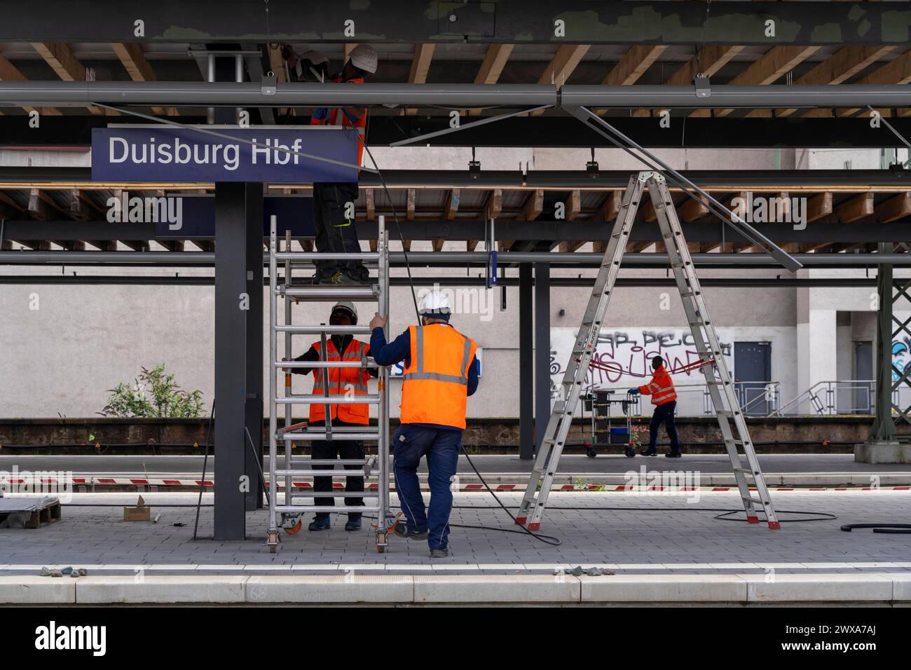 Modernization of Duisburg Central Station, the platforms of the 13 tracks are being renewed, the old flat roofs are being replaced by corrugated steel Stock Photo