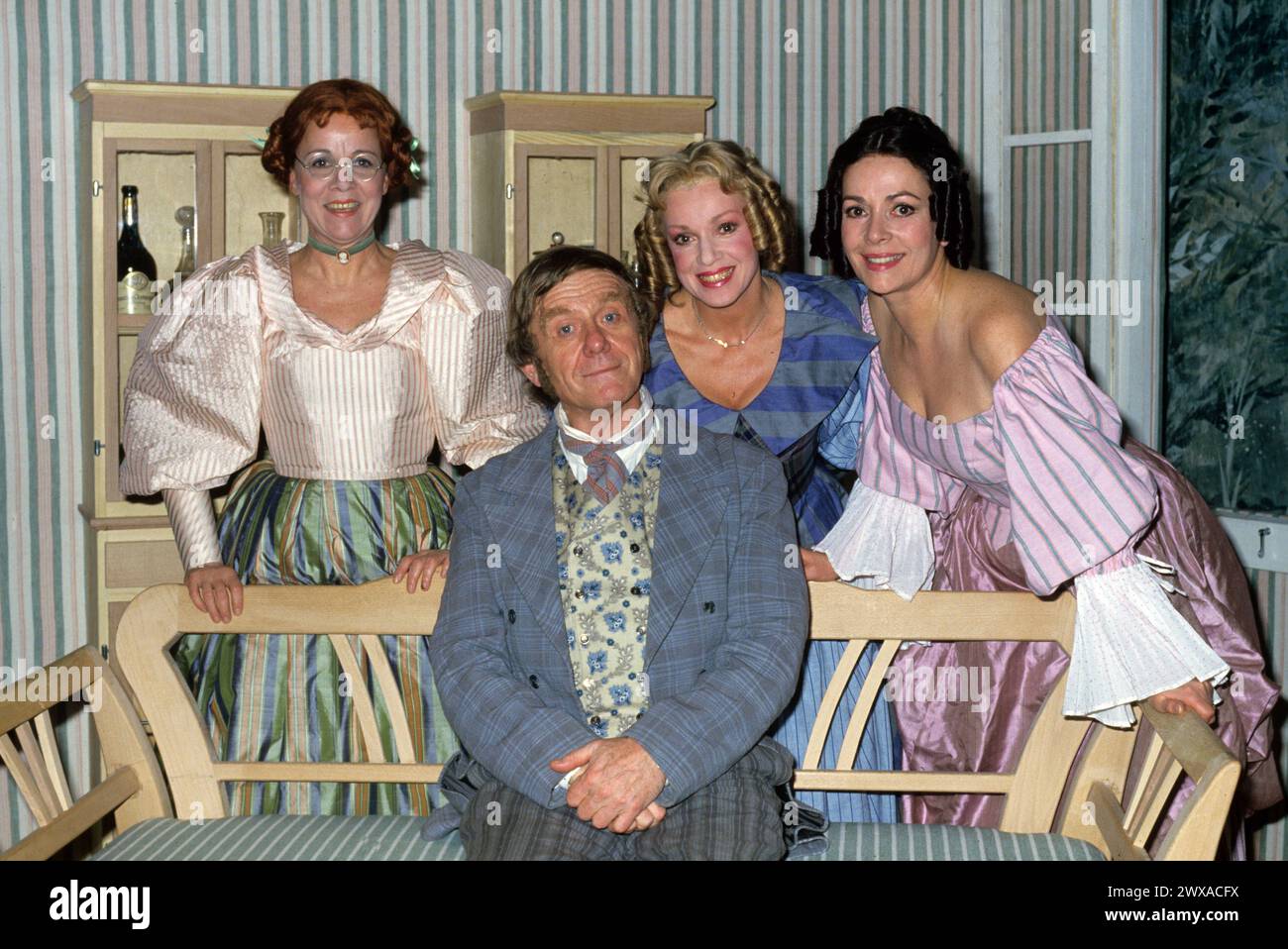 Christiane Hammacher, Anita Kupsch, Karin Dor und vorne Gunnar Möller im Theaterstück Fisch zu viert, Inszenierung in Hamburg im Dezember 1987 *** Christiane Hammacher, Anita Kupsch, Karin Dor and Gunnar Möller in front in the play Fisch zu viert, staged in Hamburg in December 1987 Stock Photo