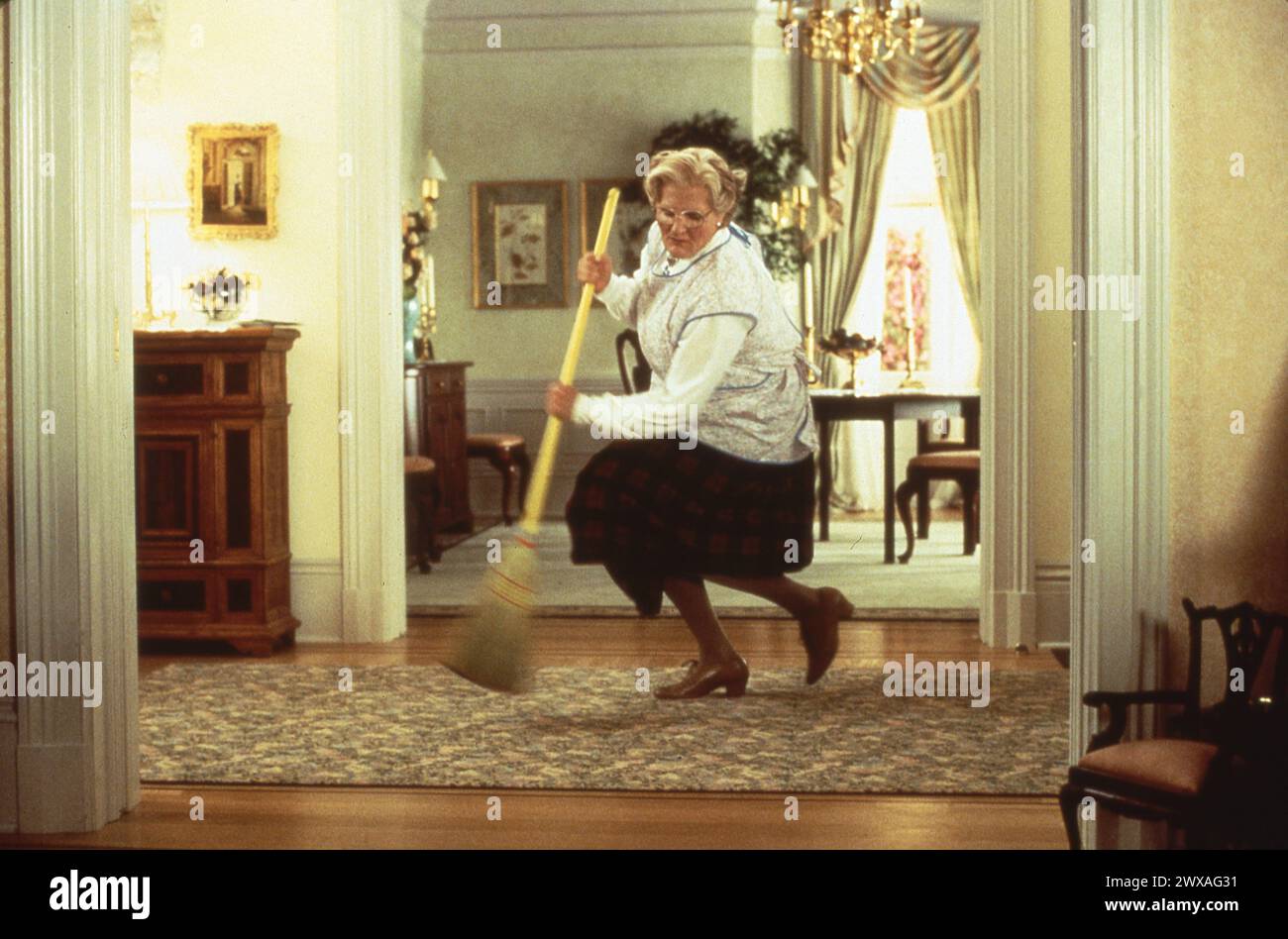 ROBIN WILLIAMS in MRS. DOUBTFIRE 1993 director CHRIS COLUMBUS book Anne Fine screenplay Randi Mayem Singer and Leslie Dixon music Howard Shore costume design Marit Allen Blue Wolf Productions / Twentieth Century Fox Stock Photo