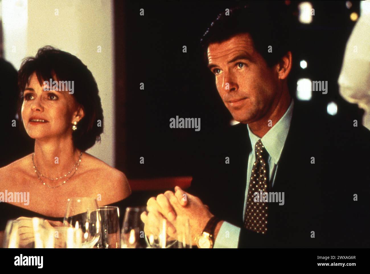 SALLY FIELD and PIERCE BROSNAN in MRS. DOUBTFIRE 1993 director CHRIS COLUMBUS book Anne Fine screenplay Randi Mayem Singer and Leslie Dixon music Howard Shore costume design Marit Allen Blue Wolf Productions / Twentieth Century Fox Stock Photo