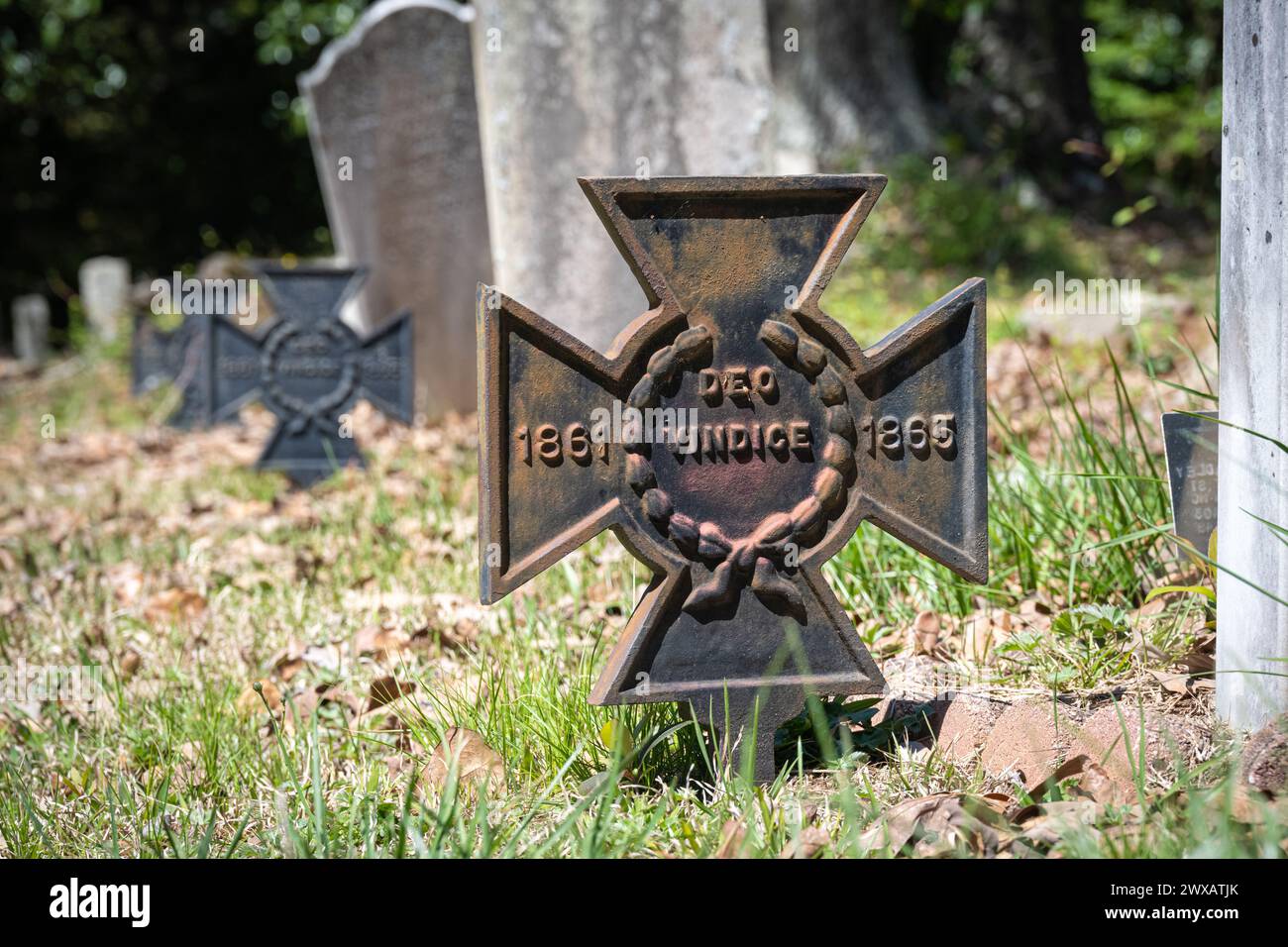 Metal Southern Cross of Honor markers alongside gravestones in the Confederate section of the Stone Mountain Cemetery near Atlanta, Georgia. (USA) Stock Photo