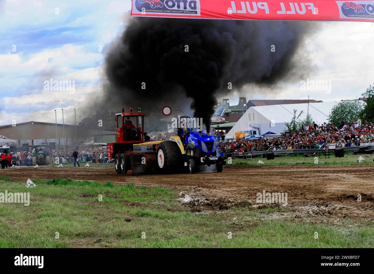 17 May 2009 Seifertshofen 2nd round of the German Championship, Wild Star Free Class 3, 5 t, Powerful tractor pulls a load during Tractor Pulling Stock Photo