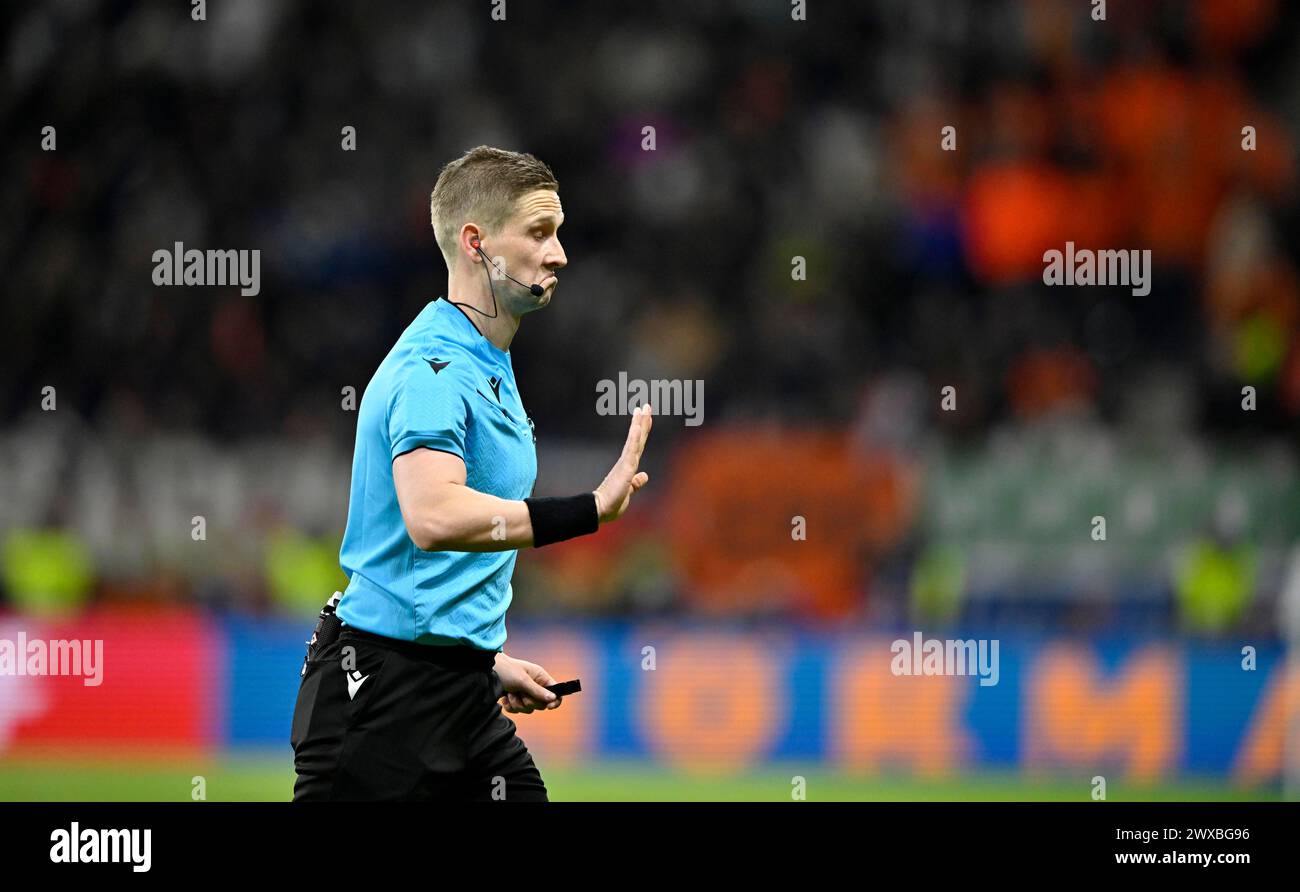 Referee Referee Espen Eskas NOR gesture, gesture, no foul