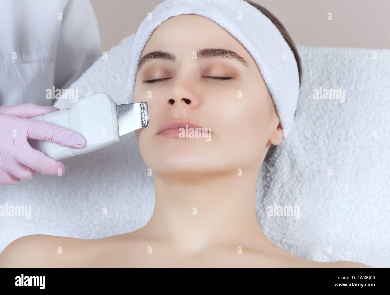 Ultrasound cleansing hi-res stock photography and images - Alamy