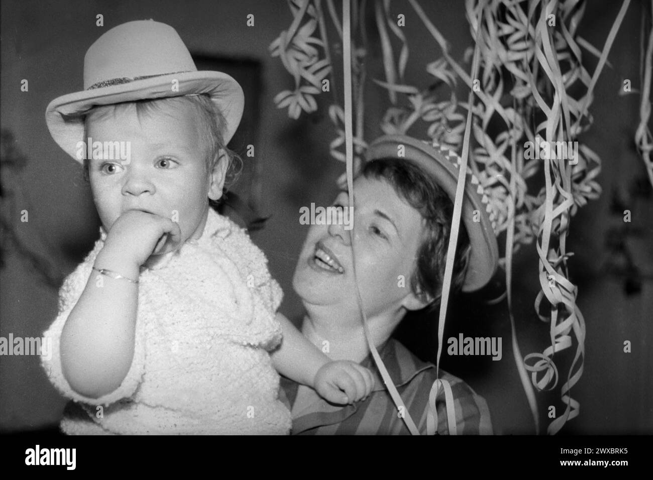 Silvester GER, ca. 1950, Silvester, Party mit Kind *** New Years Eve GER, ca 1950, New Years Eve, Party with child Stock Photo