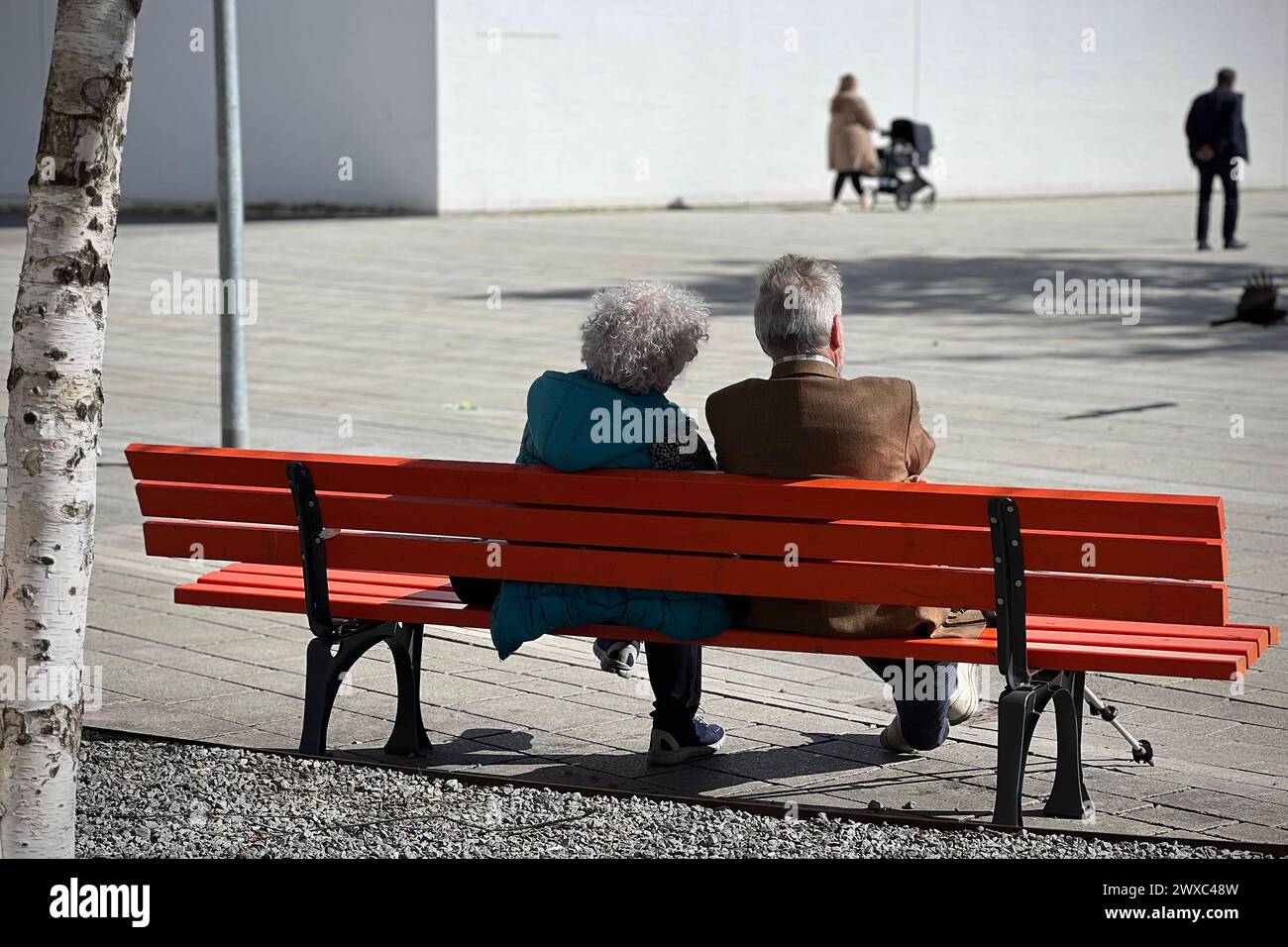 Aelteres Ehepaar-Rentner -Mann und Frau sitzen auf einer Bank im Freien. *** Elderly couple Retired man and woman sitting on a bench outdoors Stock Photo