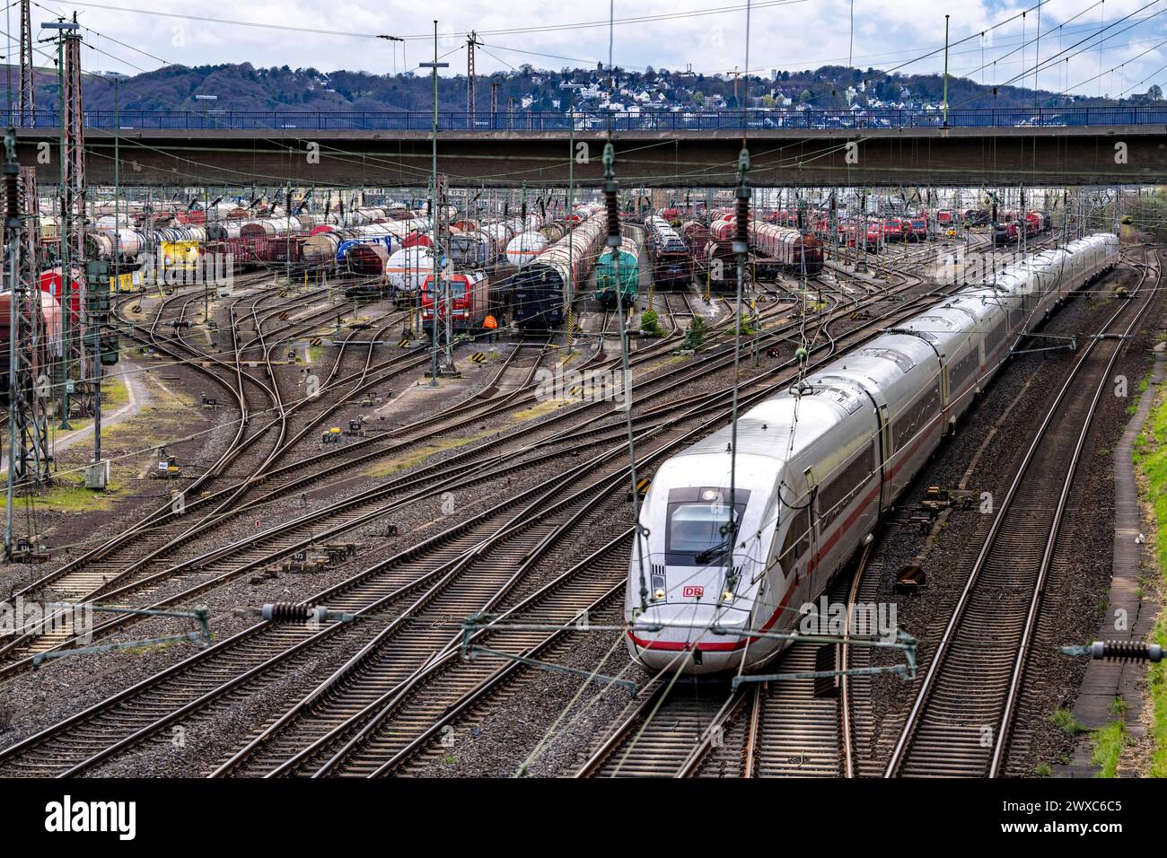 ICE Zug am Rangierbahnhof Hagen-Vorhalle, gehört zu den 9 Größten in Deutschland, er liegt an der Bahnstrecke Wuppertal-Dortmund und hat 40 Richtungsgleise, auf denen die Güterzüge zusammengestellt werden, NRW, Deutschland, Rangierbahnhof Hagen *** ICE train at Hagen Vorhalle marshalling yard, one of the 9 largest in Germany, it is located on the Wuppertal Dortmund railroad line and has 40 directional tracks on which the freight trains are assembled, NRW, Germany, Hagen marshalling yard Stock Photo