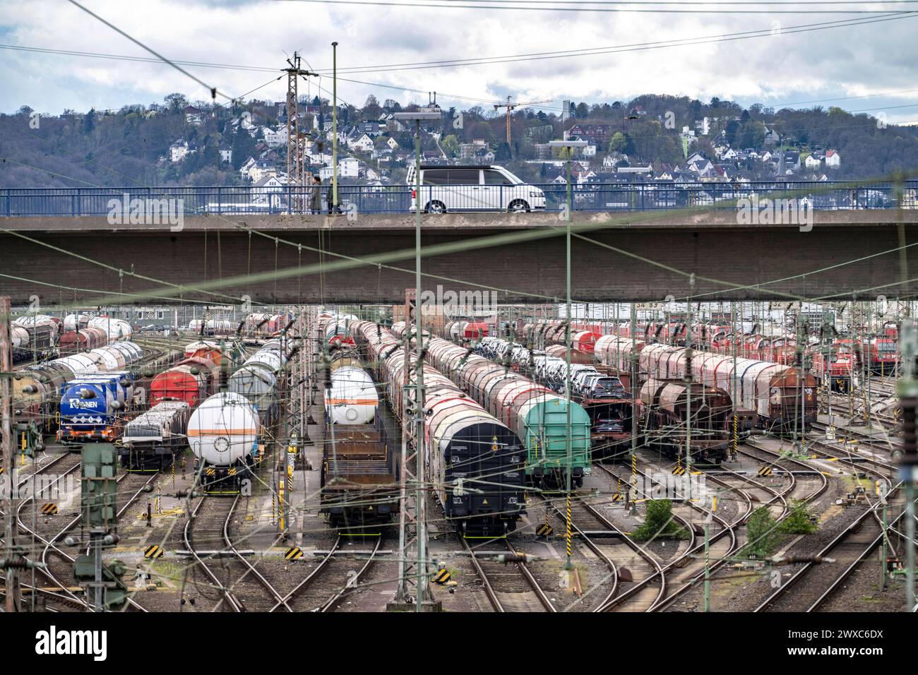 Der Rangierbahnhof Hagen-Vorhalle, gehört zu den 9 Größten in Deutschland, er liegt an der Bahnstrecke Wuppertal-Dortmund und hat 40 Richtungsgleise, auf denen die Güterzüge zusammengestellt werden, NRW, Deutschland, Rangierbahnhof Hagen *** The Hagen Vorhalle marshalling yard is one of the 9 largest in Germany, it is located on the Wuppertal Dortmund railroad line and has 40 directional tracks on which the freight trains are assembled, NRW, Germany, Hagen marshalling yard Stock Photo