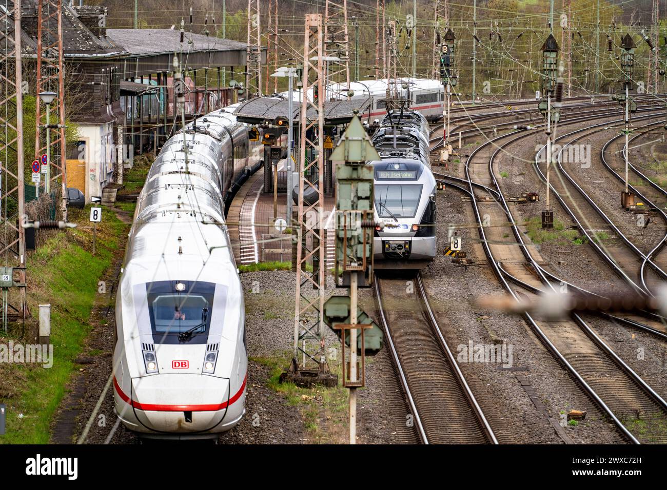 ICE Zug, RE 16 Ruhr-Sieg Express Nahverkehrszug, vor dem Rangierbahnhof Hagen-Vorhalle, gehört zu den 9 Größten in Deutschland, er liegt an der Bahnstrecke Wuppertal-Dortmund und hat 40 Richtungsgleise, auf denen die Güterzüge zusammengestellt werden, NRW, Deutschland, Bahnverkehr *** ICE train, RE 16 Ruhr Sieg Express local train, in front of the Hagen Vorhalle marshalling yard, is one of the 9 largest in Germany, it is located on the Wuppertal Dortmund railroad line and has 40 directional tracks on which the freight trains are assembled, NRW, Germany, rail transport Stock Photo