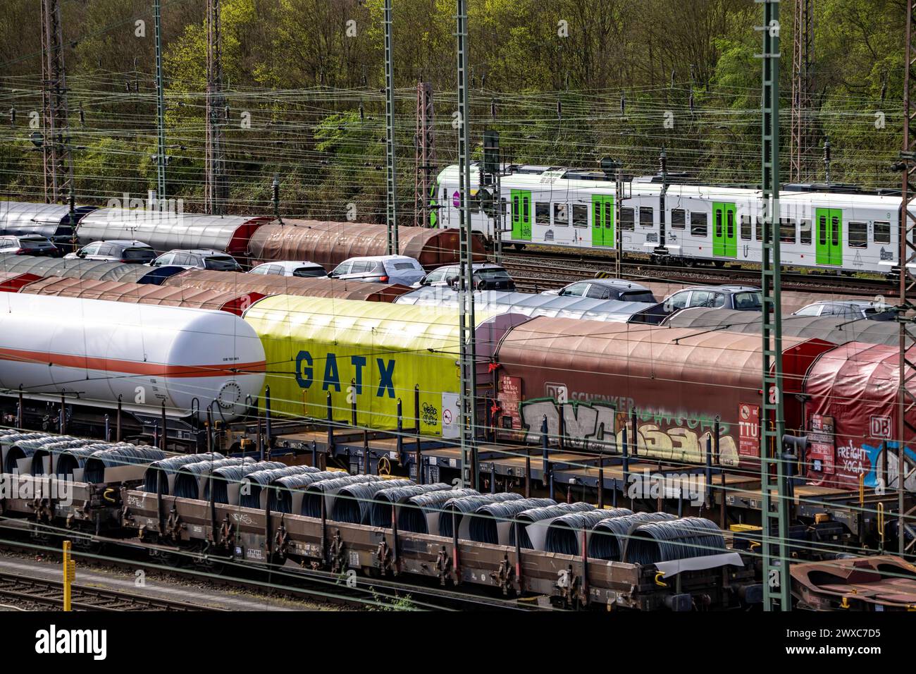 Der Rangierbahnhof Hagen-Vorhalle, gehört zu den 9 Größten in Deutschland, er liegt an der Bahnstrecke Wuppertal-Dortmund und hat 40 Richtungsgleise, auf denen die Güterzüge zusammengestellt werden, NRW, Deutschland, Rangierbahnhof Hagen *** The Hagen Vorhalle marshalling yard is one of the 9 largest in Germany, it is located on the Wuppertal Dortmund railroad line and has 40 directional tracks on which the freight trains are assembled, NRW, Germany, Hagen marshalling yard Stock Photo