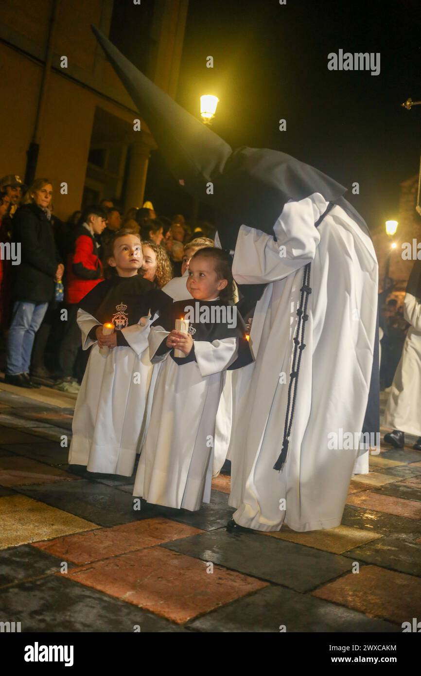 Aviles, Spain, March 29, 2024: A Nazarene gives instructions to children during Good Friday in Aviles, on March 29, 2024, in Aviles, Spain. Credit: Alberto Brevers / Alamy Live News. Stock Photo