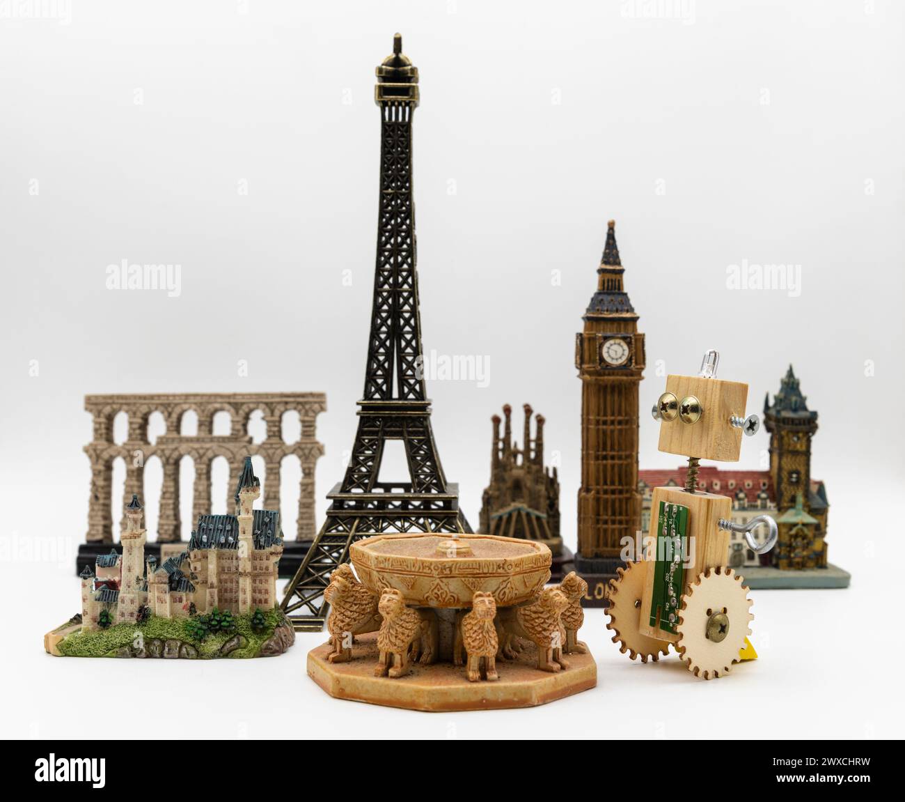 Robot artesano de madera junto a varios monumentos del mundo como la torre Eiffel, patio de los Leones de la Alhambra o el Big Ben Stock Photo