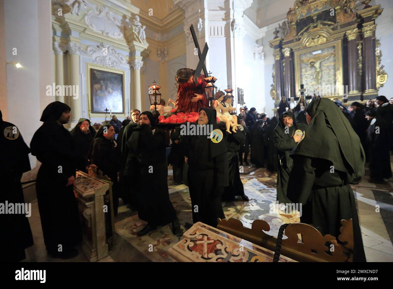 Sessa Aurunca, Italy. 29th Mar, 2024. March 29, 2024, Caserta, Italy :The Archconfraternity of SS.Crocifisso carries statues of the dead Christ while take part during the Holy Friday procession from Church of San Giovanni to Villa. on March 29, 2024, Caserta, Italy. (Photo by Pasquale Senatore/Eyepix Group/Sipa USA) Credit: Sipa USA/Alamy Live News Stock Photo