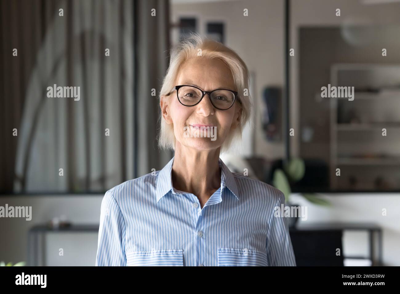 Stylish mature woman standing hi-res stock photography and images - Alamy