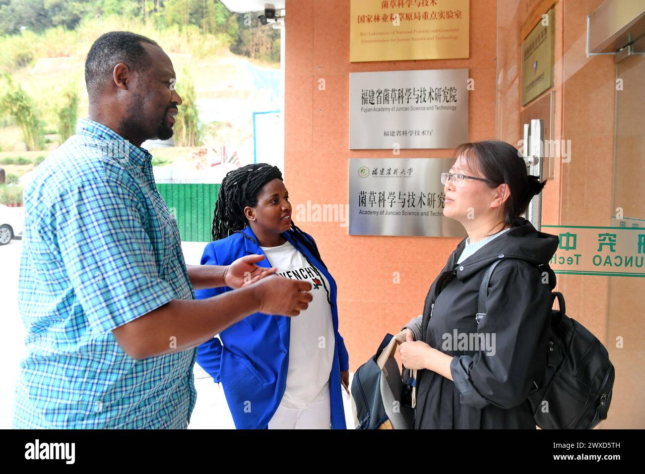 (240330) -- FUZHOU, March 30, 2024 (Xinhua) -- Aimable (L) from Rwanda ...