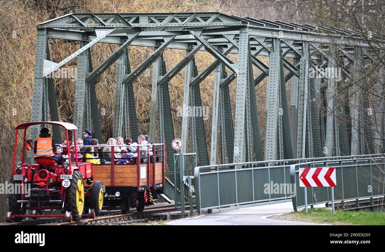 Erlebnis Chemnitztal per Rad oder Eisenbahn Eisenbahnromantik im Chemnitztal. Der Verein Eisenbahnfreunde Chemnitztal e. V. hat am Osterwochenende wieder Hochbetrieb. Auf rund 2,5 Kilometer von Markersdorf nach Diethensdorf können Fahrgäste Eisenbahnhistorie erleben. Ehemals war diese Strecke die Eisenbahnverbindung zwischen Chemnitz und Rochlitz. Zwei historische Stahlbrücken und die Sicht auf einen romantischen Streckenabschnitt, der eher an Schweden als an Sachsen erinnert, machen die Fahrt zum Ausflugserlebnis. Parallel dazu nutzen viele Radler das bisher fertiggestellte Teilstück von rund Stock Photo