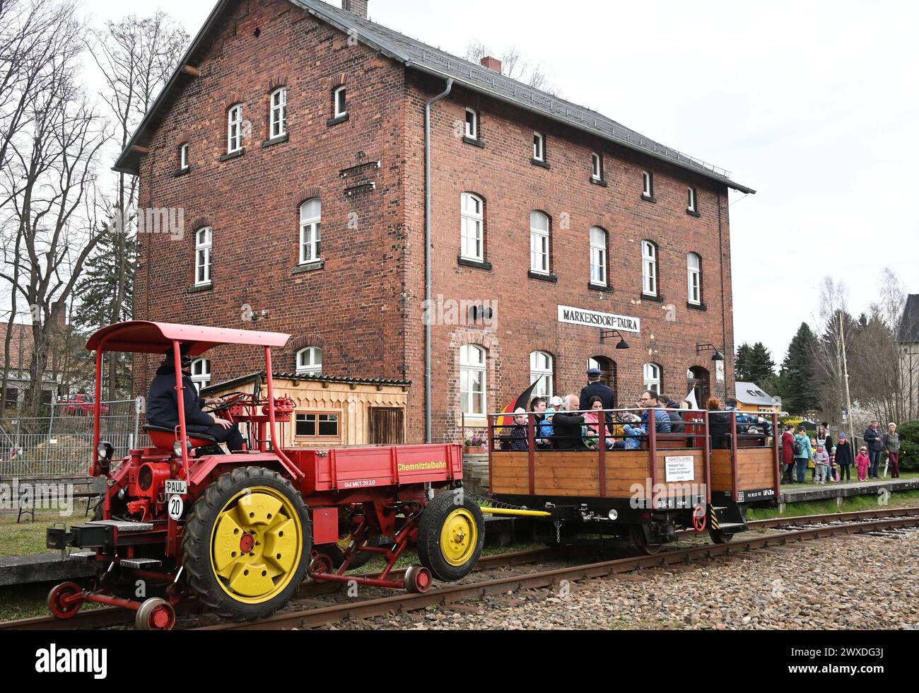 Erlebnis Chemnitztal per Rad oder Eisenbahn Eisenbahnromantik im Chemnitztal. Der Verein Eisenbahnfreunde Chemnitztal e. V. hat am Osterwochenende wieder Hochbetrieb. Auf rund 2,5 Kilometer von Markersdorf nach Diethensdorf können Fahrgäste Eisenbahnhistorie erleben. Ehemals war diese Strecke die Eisenbahnverbindung zwischen Chemnitz und Rochlitz. Zwei historische Stahlbrücken und die Sicht auf einen romantischen Streckenabschnitt, der eher an Schweden als an Sachsen erinnert, machen die Fahrt zum Ausflugserlebnis. Parallel dazu nutzen viele Radler das bisher fertiggestellte Teilstück von rund Stock Photo