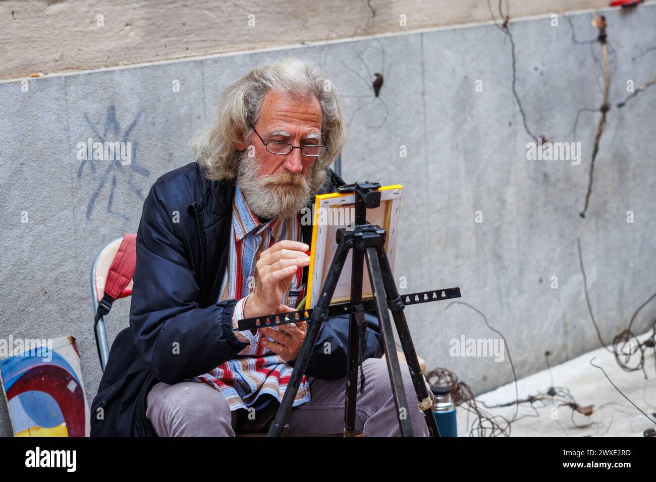 Elderly people painting hi-res stock photography and images - Alamy