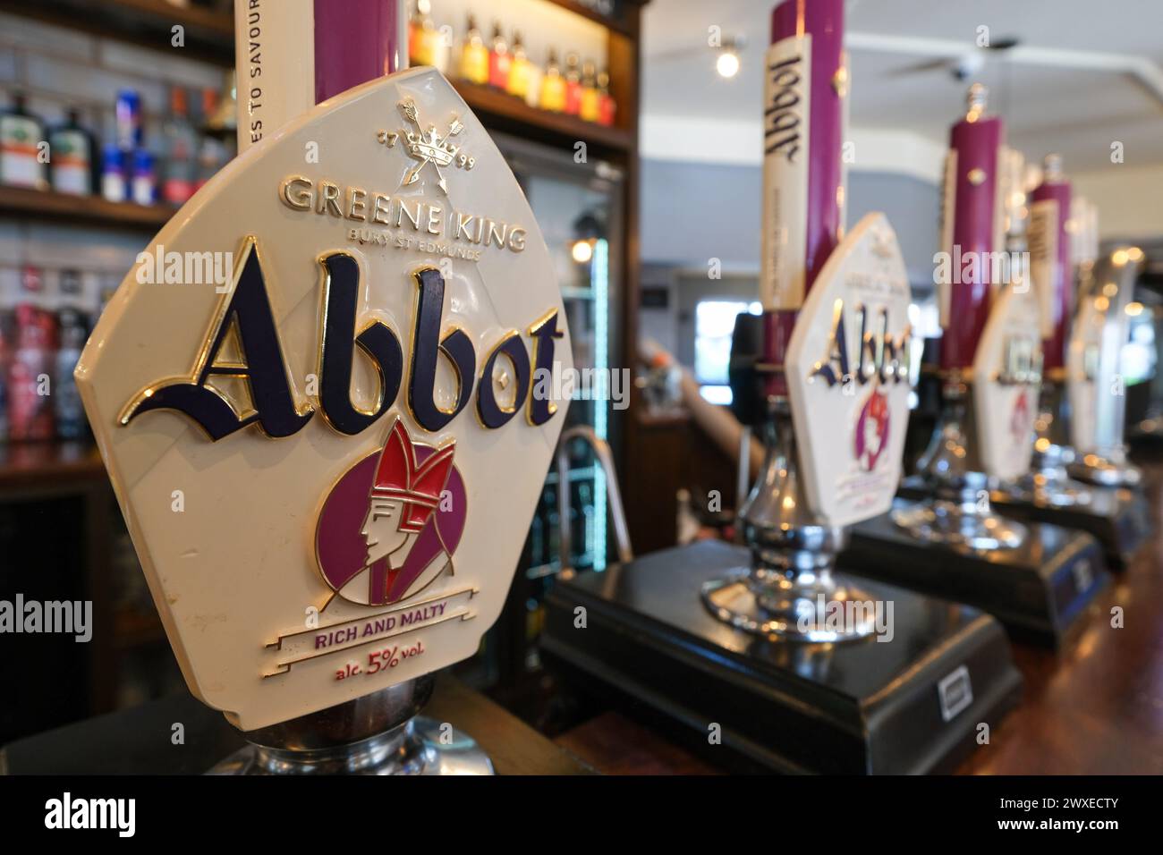 Hand pulled ale hires stock photography and images Alamy