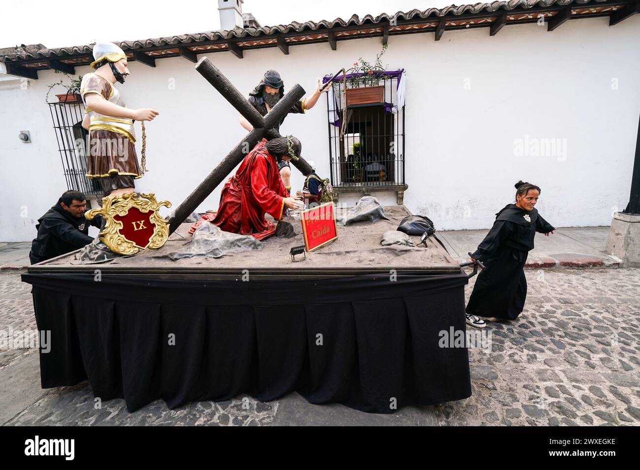 Processional Float Antigua, Guatemala. 29th Mar, 2024. Catholic penitents roll a ...