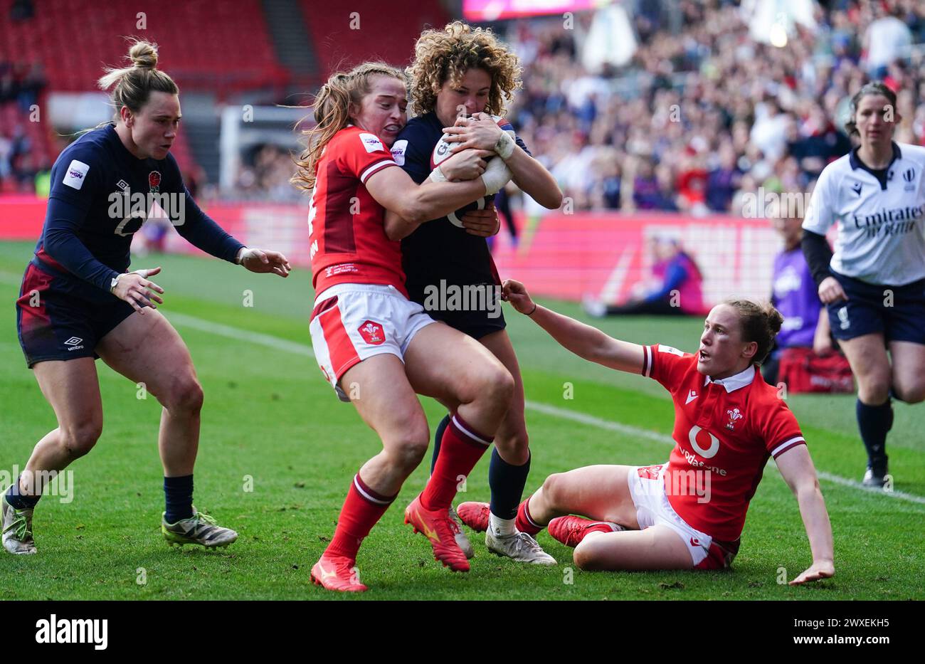 England's Ellie Kildunne (centre right) on her way to scoring her side's eighth try during the Guinness Women's Six Nations match at Ashton Gate, Bristol. Picture date: Saturday March 30, 2024. Stock Photo