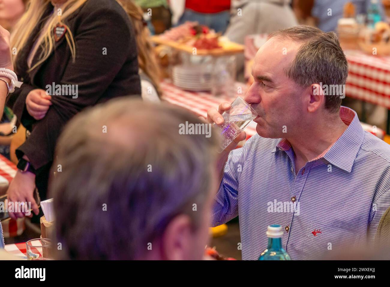 Nürnberg Frühlingsvolksfest 2024 Bieranstich Hubert Aiwanger trinkt ein Glas Wasser vor dem