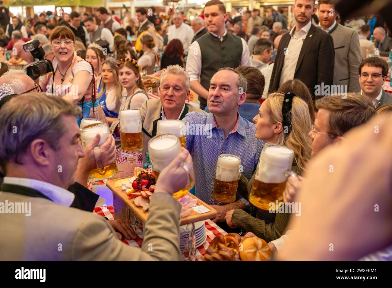 Nürnberg Frühlingsvolksfest 2024 Bieranstich Hubert Aiwanger Freie